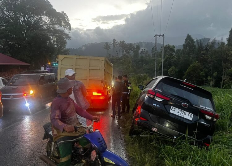 Sebuah mobil Daihatsu Terios masuk parit di tepi jalan kawasan Jalan Lingkar Arosuka, Koto Gaek Guguk, Solok, Minggu (21/6) sore. Foto: Polres Solok
