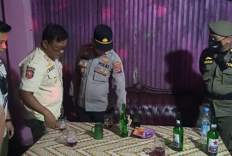 Petugas melakukan razia terhadap 15 kafe ilegal di Padang Pariaman. (foto: Dok. Satpol PP Padang Pariaman).