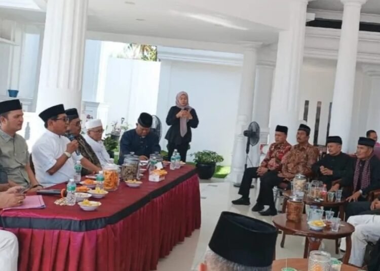 Bupati JKA menggelar forum mendadak bersama sejumlah unsur untuk menindaklanjuti sejumlah masalah sosial di Padang Pariaman. (foto: Pemkab Padang Pariaman).