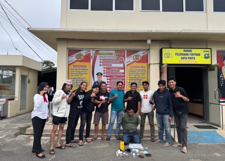 Polisi menangkap seorang petani di kediamannya di daerah Jorong Mengkudu Kodok, Nagari Limo Koto, Kecamatan Koto VII, Sijunjung, pada Senin (23/6). Polisi menangkap petani itu atas dugaan mengedarkan sabu-sabu.