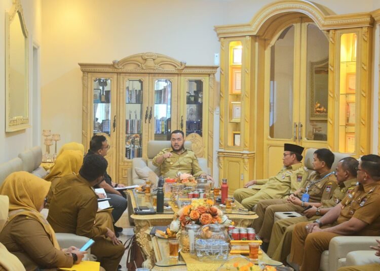 Wali Kota Padang, Fadly Amran, memimpin rapat perencanaan pembenahan kawasan wisata Pantai Padang dan Pasar Raya Padang di kediamannya pada Senin (23/6). Foto: Pemko Padang