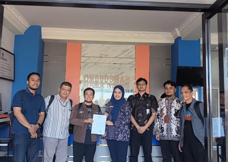 Koalisi Masyarakat Sipil Sumbar mengadukan gubernur ke Ombudsman Sumbar pada Selasa (24/6). Foto: IST