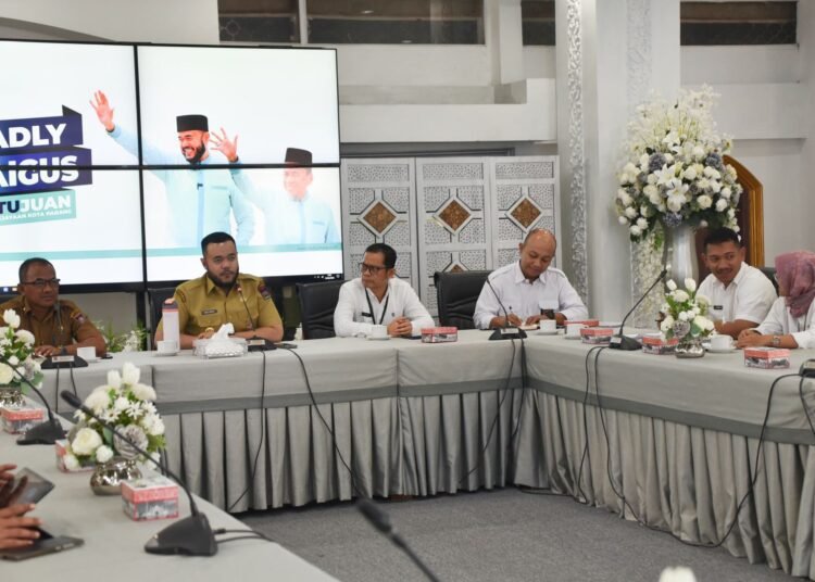 Wali Kota Padang, Fadly Amran, memimpin Rapat Koordinasi (Rakor) tindak lanjut pembebasan lahan proyek tersebut di Gedung Putih Rumah Dinas Wali Kota Padang, Selasa (24/6). Foto: Pemko Padang