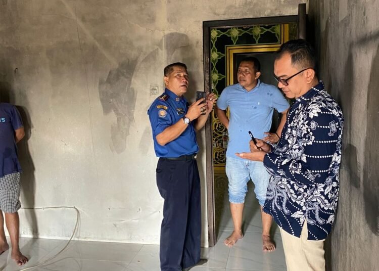 Kepala Bidang Damkar Dinas Pol PP dan Damkar Dharmasraya, Yunisman, memeriksa kondisi kamar garin Masjid Ka'bah di Jorong Sungai Duo, Nagari Sungai Duo, Kecamatan Blok B Sitiung, Dharmasraya, yang terbakar pada Selasa (24/6) dini hari. Foto: Damkar Dharmasraya