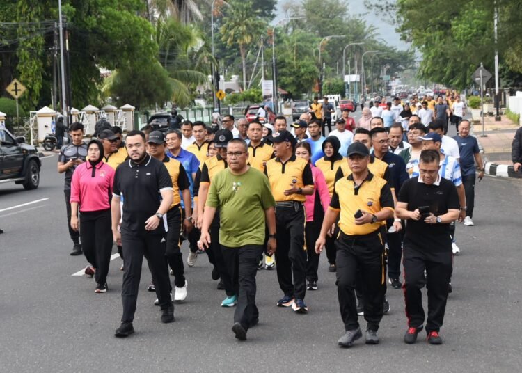 Wali Kota Padang Fadly Amran menghadiri kegiatan Olahraga Bersama dalam rangka menyambut Hari Bhayangkara ke-79. (Foto: Diskominfo Padang).