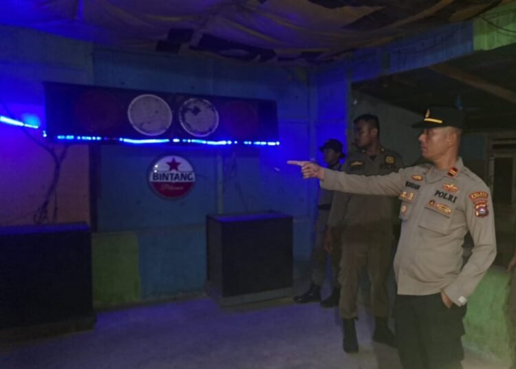 Petugas kembali menertibkan kafe di Padang Pariaman yang nekat kembali beroperasi padahal sudah disegel. (foto: Dok. Polsek Batang Anai).