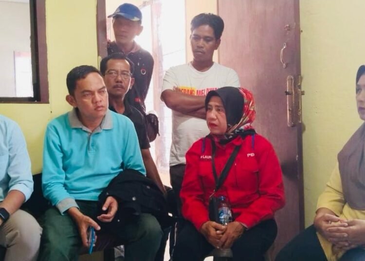 LBH Padang mendampingi keluarga korban di Polsek Batang Anai pada 21 April 2025. (foto: Dok. LBH Padang)