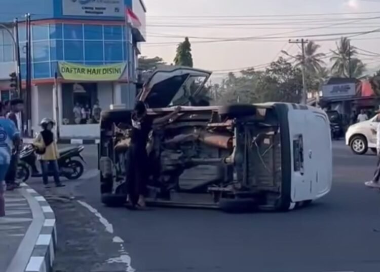 Daihatsu Grandmax terguling setelah bertabrakan dengan Toyota Rush di Simpang Gedung Nasional, Nagari Baringin, Kecamatan Lima Kaum, Kabupaten Tanah Datar, pada Kamis (26/6) sore. Foto: IST