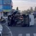Daihatsu Grandmax Terguling di Tanah Datar Setelah Tabarakan dengan Toyota Rush