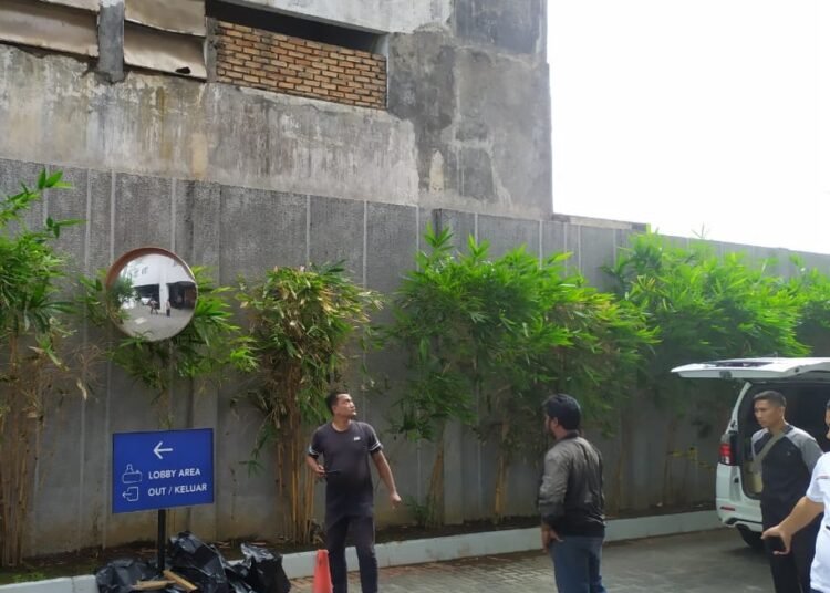 Seorang dokter melompat dari lantai enam Hotel Santika Padang, Kecamatan Padang Barat, Kota Padang, pada Jumat (27/6) sekitar pukul 10.00 WIB.