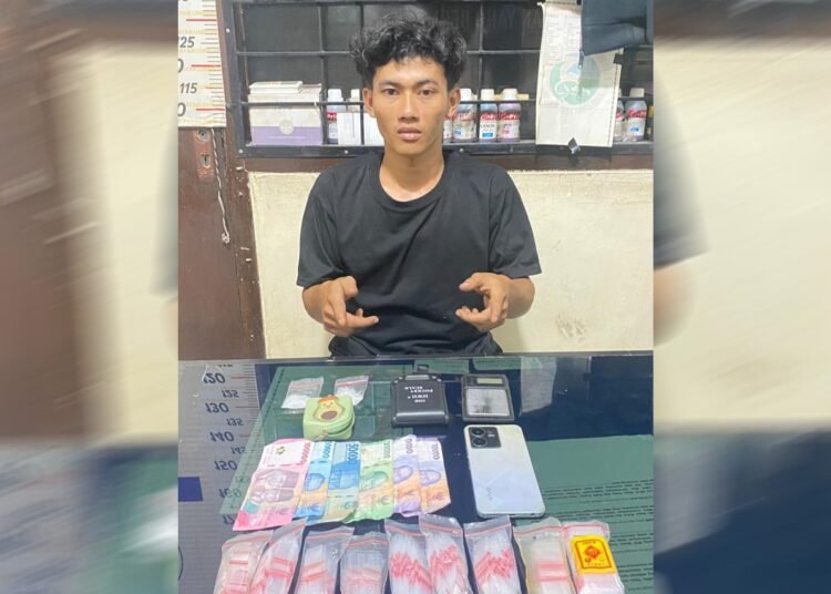 Polisi menangkap seorang terduga pengedar sabu-sabu di rumah orangtuanya di Jorong Seberang Parit, Nagari Koto Tangah Batu Ampa, Kecamatan Akabiluru, Limapuluh Kota, Senin (23/6) pukul 18.40 WIB.