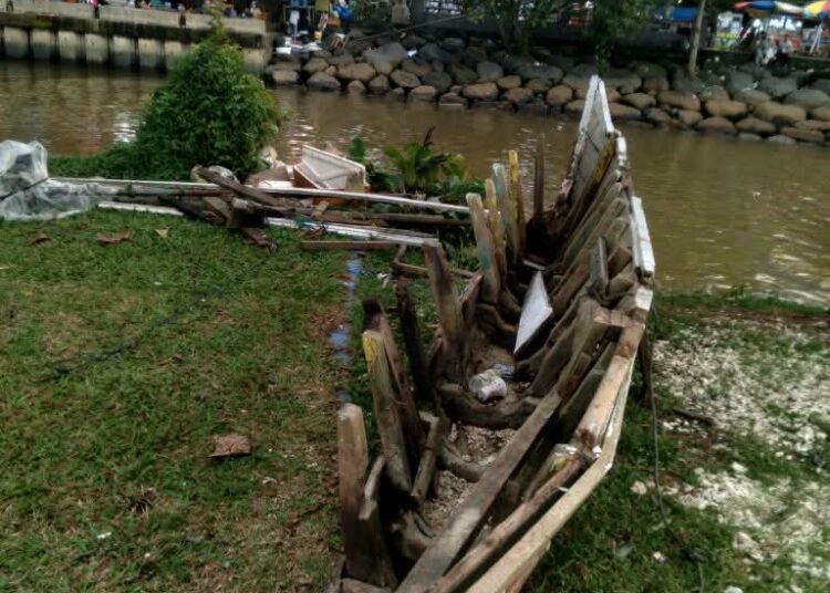 Biduk Safrizal (49), nelayan di Jorong Pauh Barat, Desa Pauh Barat, Kecamatan Pariaman Tengah, Kota Pariaman, rusak akibat dampak pengerusakan pasir di muara Gondoriah. Foto: Dokumentasi pribadi