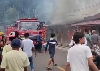 Video: Kebakaran di Teluk Bayur Padang, Api Lahap Bangunan, Warga Panik