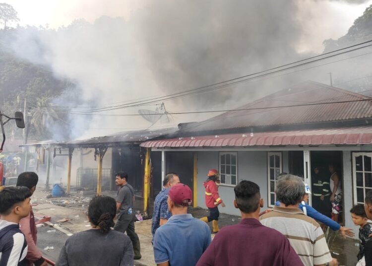 Lima bangunan di kawasan padat penduduk di Jalan Palembang, Kelurahan Gates Nan XX, Kecamatan Lubuk Begalung, Kota Padang, terbakar pada Sabtu (28/6).