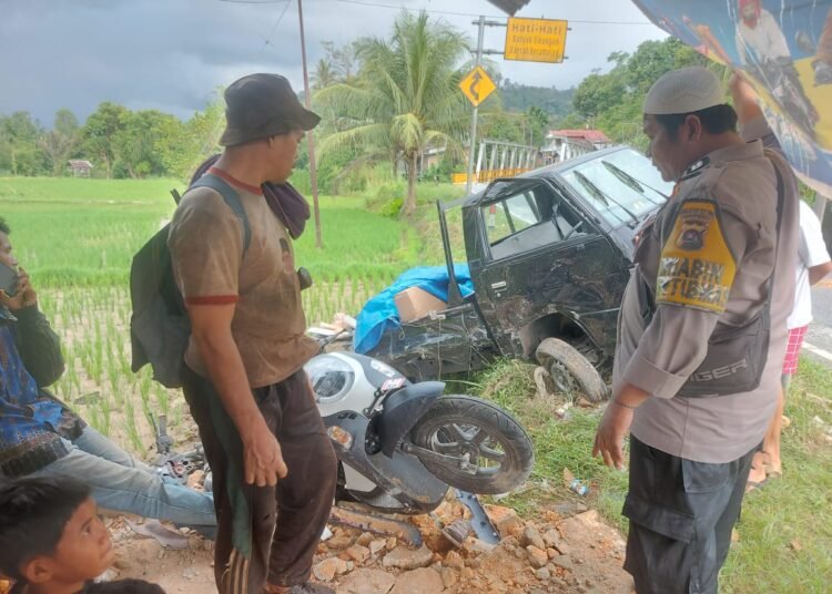 Mobil pikap L300 menabrak dua sepeda motor beserta pengendara kedua motor itu di jalan raya Padang—Painan, tepatnya di Kampung Siguntua Tuo, Nagari Siguntua Tuo, Kecamatan Koto XI Tarusan, Pesisir Selatan, Sabtu (28/6). Foto: Polsek Koto XI Tarusan