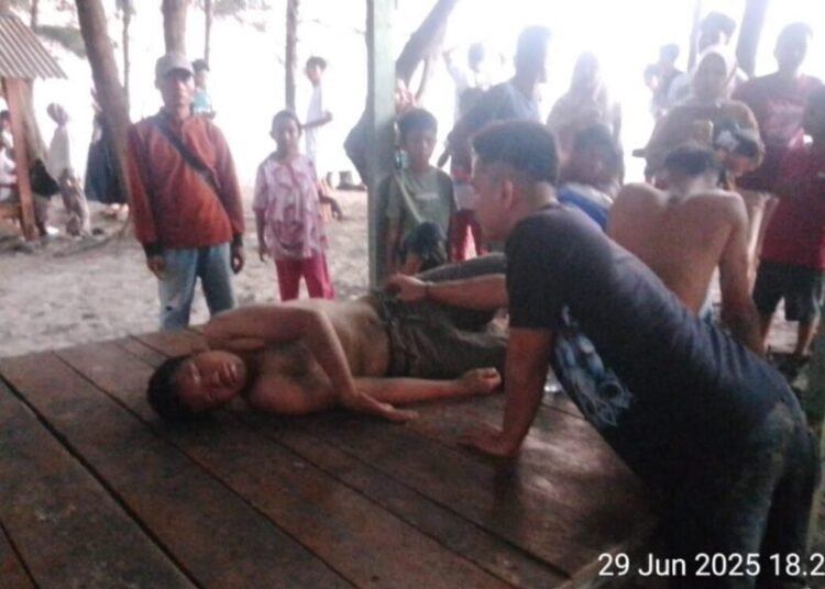 Warga menyelamatkan satu pelajar Pantai Sumedang, Nagari Nyiur Melambai Pelangai, Kecamatan Ranah Pesisir, Pesisir Selatan, Minggu (30/6). Foto: BPDB Pesisir Selatan
