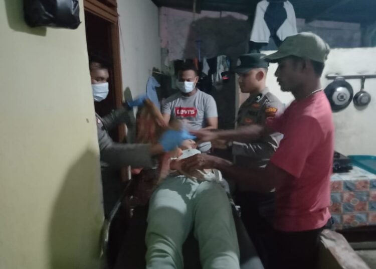 Polisi mengevakuasi jenazah perempuan muda yang gantung diri di sebuah rumah di Perumahan Wahana I Blok J Nomor 12, Rimbo Tarok, Kelurahan Kuranji, Kecamatan Kuranji, Kota Padang, Minggu (29/6). Foto: Polsek Kuranji