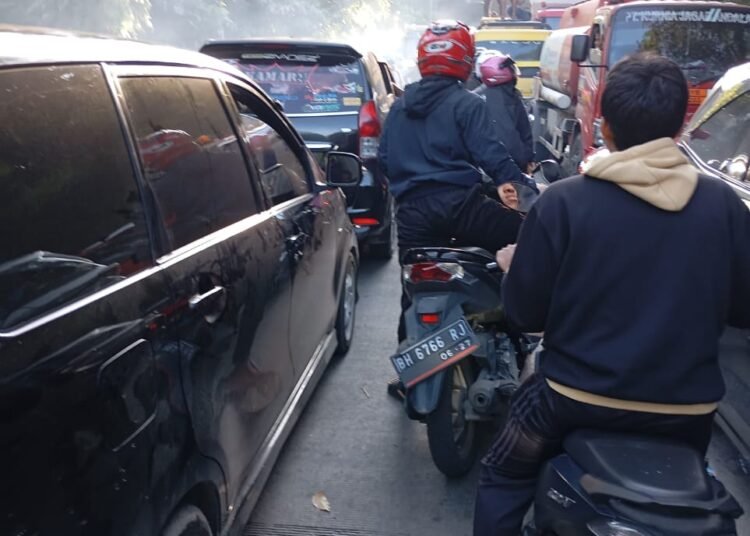Kemacetan di Sitinjau Lauik pada Senin (30/6).  (foto: IST).