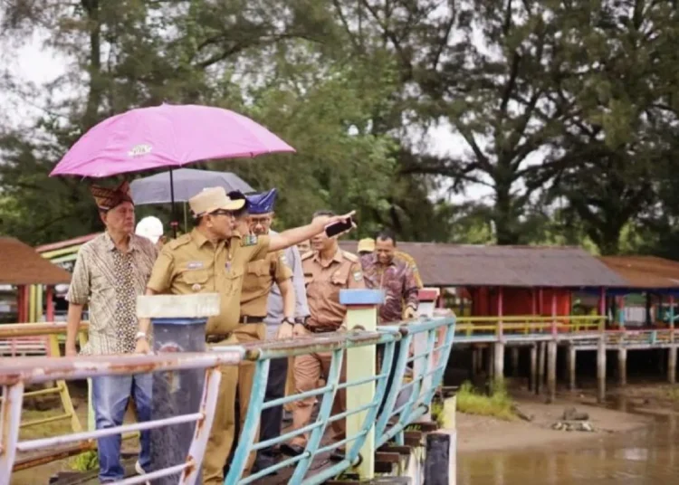 Bupati Padang Pariaman, John Kenedy Azis saat meninjau keindahan Pantai Tiram di Kecamatan Ulakan Tapakis bersama investor.