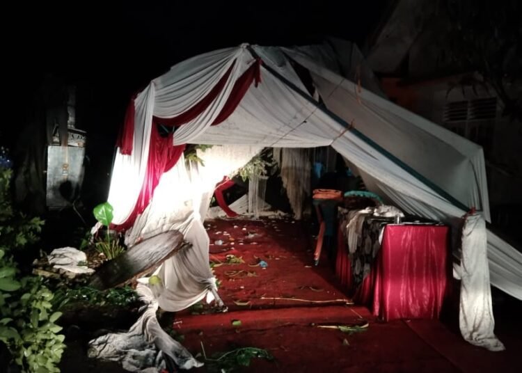 Pohon roboh timpa tenda pesta di Korong Sicincin, Nagari Sicincin, Kecamatan 2X11 Enam Lingkung, Kabupaten Padang Pariaman, Senin (16/5) sore.
