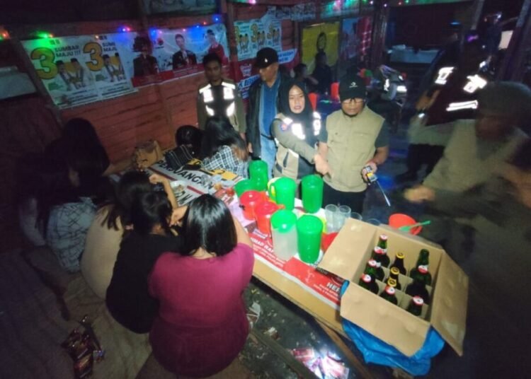 Satpol PP mengamankan sembilan perempuan dari sebuah kedai tuak di Limapuluh Kota, Sabtu (7/6).