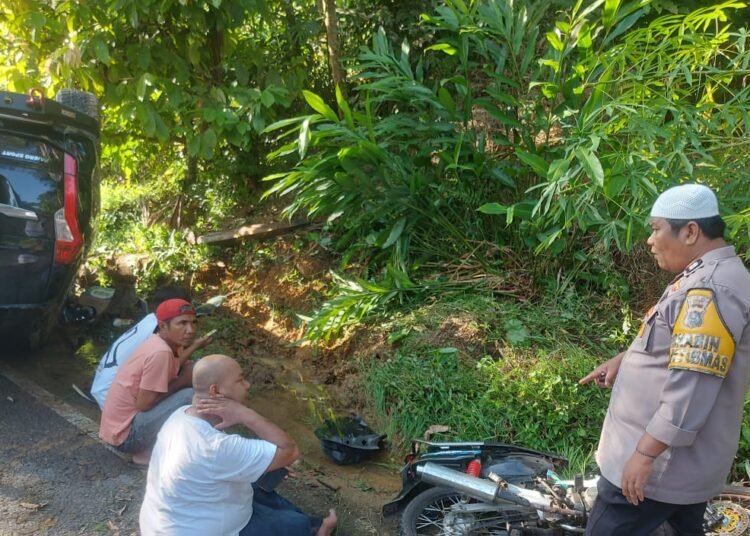 Pemotor dan pajero tabrakan di Kampung Sungai Lundang, Kenagarian Kampung Baru Korong Nan Ampek (KBKA), Kecamatan Koto XI Tarusan, Kabupaten Pesisir Selatan, Senin (16/6) pagi.