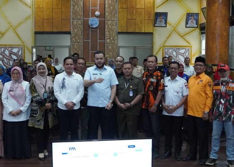Wali Kota Fadly Amran hadiri acara Sosialisasi Pemberdayaan Organisasi Kemasyarakatan (Ormas) dan Lembaga Swadaya Masyarakat (LSM) se-Kota Padang Tahun 2025 di Ruang Abu Bakar Ja’ar, Balai Kota Aia Pacah, Rabu (4/6).