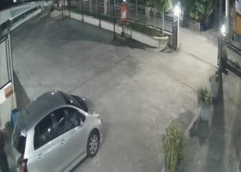 Pria Pakai Mobil Gondol Dua Kotak Amal Masjid di Padang, Aksi Terekam CCTV