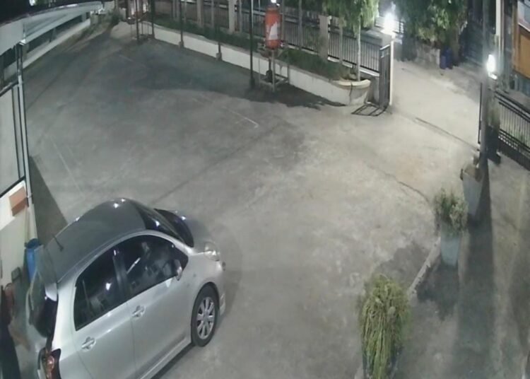 Terekam CCTV pria pakai mobil gasak kotak amal masjid di Kuranji, Kota Padang, Selasa (3/6).