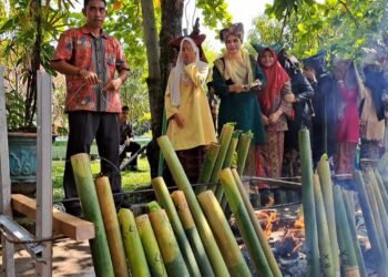 Tradisi Malamang, Warisan Budaya Minangkabau yang Kian Langka Saat Iduladha