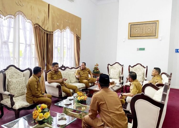 Wali Kota Pariaman Yota Balad turut hadir menyambut kedatangan Menteri Perlindungan Pekerja Migran Indonesia (P2MI) Abdul Kadir Karding saat berkunjung ke Sumatera Barat, Selasa (3/6/2025).