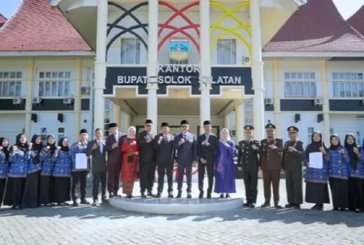 Bupati dan Wakil Bupati Solok Selatan menyerahkan SK CPNS kepada tenaga teknis dan kesehatan usai upacara Hari Lahir Pancasila.