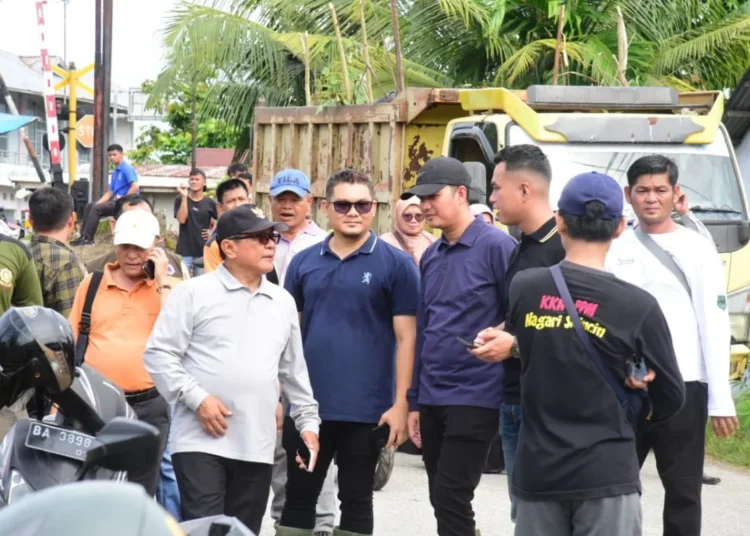 Bupati Padang Pariaman, John Kenedy Azis (kiri) memimpin aksi Gotong Royong Akbar Jilid II di Kecamatan Batang Anai, Rabu (18/6).