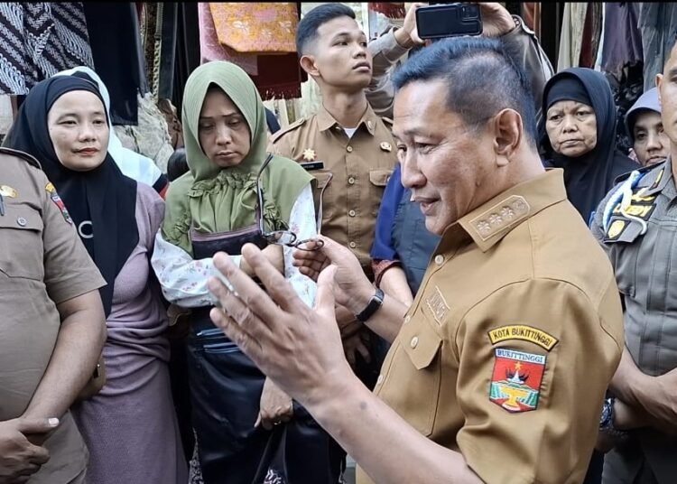Wali Kota Bukittinggi Ramlan Nurmatias meninjau lokasi kebakaran di Pasa Ateh. (foto: Pemko Bukittinggi).