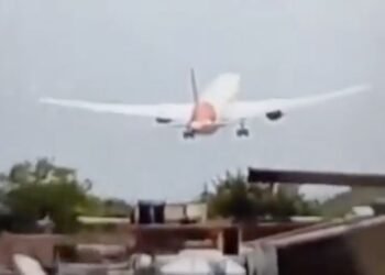 Pesawat Air India Jatuh di Permukiman, Lebih dari 242 Orang Tewas, Hanya 1 Penumpang Selamat