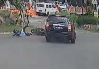 Video: Detik-Detik Pemotor Terpental Usai Ditabrak di Bukittinggi, Pengemudi Minibus Kabur