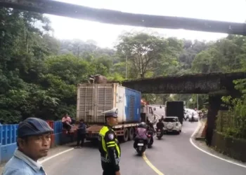 Truk Kontainer Tersangkut di Kolong Rel Lembah Anai, Lalu Lintas Padang-Bukittinggi Terhambat