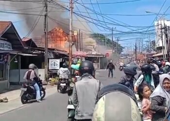 Kebakaran Landa Warung Nasi di Padang