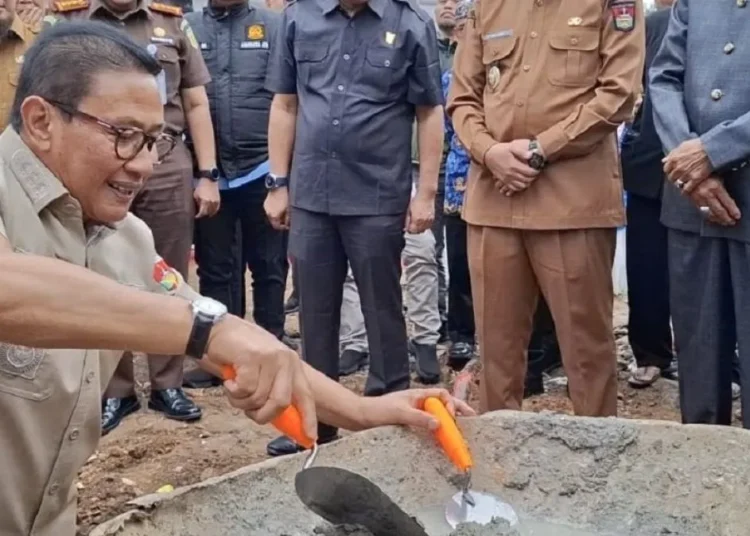 Wali Kota Bukittinggi, Ramlan Nurmatias melakukan peletakan batu pertama pembangunan Gedung Pustaka bantuan dari Dana Alokasi Khusus (DAK) pemerintah pusat senilai Rp 10 miliar. (Antara)