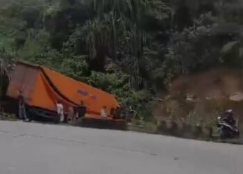 Detik-Detik Truk Nyaris Masuk Jurang di Sitinjau Lauik Padang
