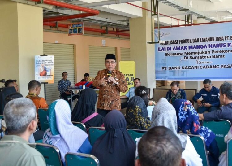 Wakil Wali Kota Padang, Maigus Nasir menyampaikan sambutan saat Bank Nagari memperkenalkan dua program pembiayaan unggulan: Kredit Usaha Rakyat (KUR) dan Sistem Pinjaman Mamak (Simamak) di Lantai II Fase VII Pasar Raya Padang, Kamis (19/6/2025).