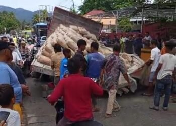 Jalan Lintas Padang–Painan Macet Total, Truk Semen Terperosok di Tengah Jalan