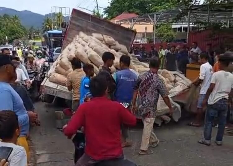Truk semen terperosok di Jalan Padang-Painan, Selasa (18/6)