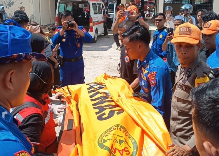 TIM SAR evakuasi korban hanyut di Pantai Padang, Rabu (4/6).