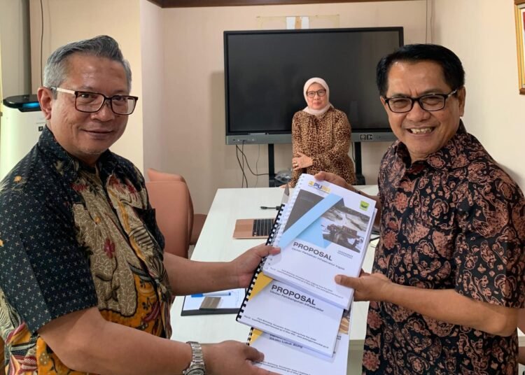 Bupati JKA mendatangi langsung Kementerian Perencanaan Pembangunan Nasional/Bappenas di Jakarta untuk menyerahkan proposal pembangunan infrastruktur Kabupaten Padang Pariaman pada Kamis (12/6).