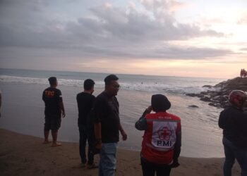 Seorang Pria Dilaporkan Hilang di Pantai Padang, Diduga Tenggelam Saat Berenang
