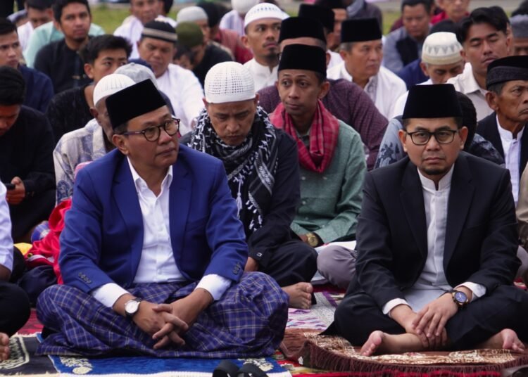 Wali Kota dan Wakil Wali Kota Bukittinggi saat  Shalat Iduladha 1446 Hijriah secara khidmat di Lapangan Wirabraja. (foto: Pemko Bukittinggi).