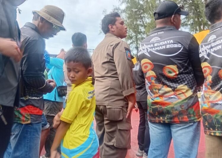 Belasan anak dilaporkan terpisah dari orang tua mereka di tengah lautan manusia yang memadati kawasan Pantai Gandoriah untuk menyaksikan Festival Pesona Hoyak Tabuik Piaman 2025, Minggu (6/7).