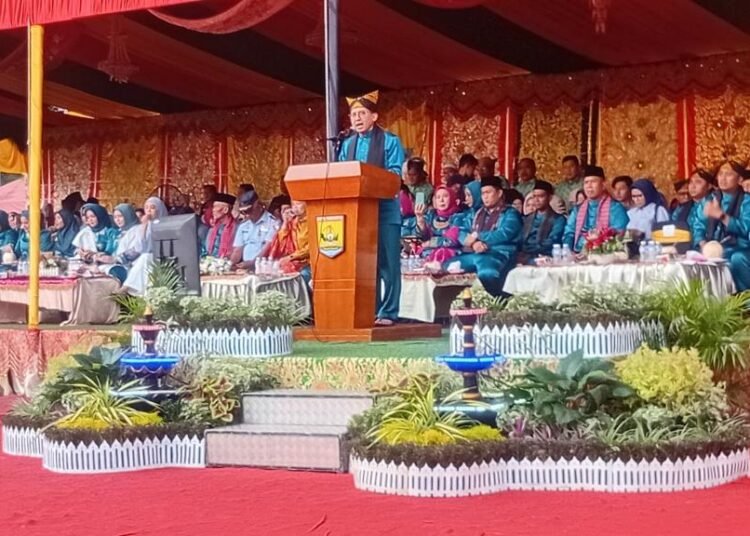 Menteri Parekraf, Fadli Zon, memberikan kata sambutan dalam puncak perayaan Festival Tabuik 2025 di Pantai Gandoriah, Pariaman, Minggu (6/7).