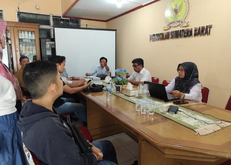LBH Padang mendampingi Hengki Saputra melaporkan kasus dugaan malapraktik medis ke Komnas HAM Perwakilan Sumbar pada Selasa (16/7/2025). Foto: IST